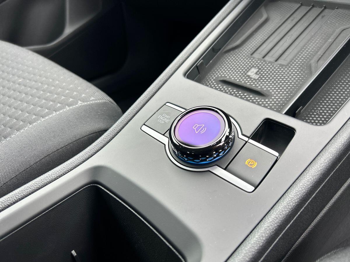 Volkswagen T-Roc Photo at-1108f6a321b347309fc31bcf42143618.jpg