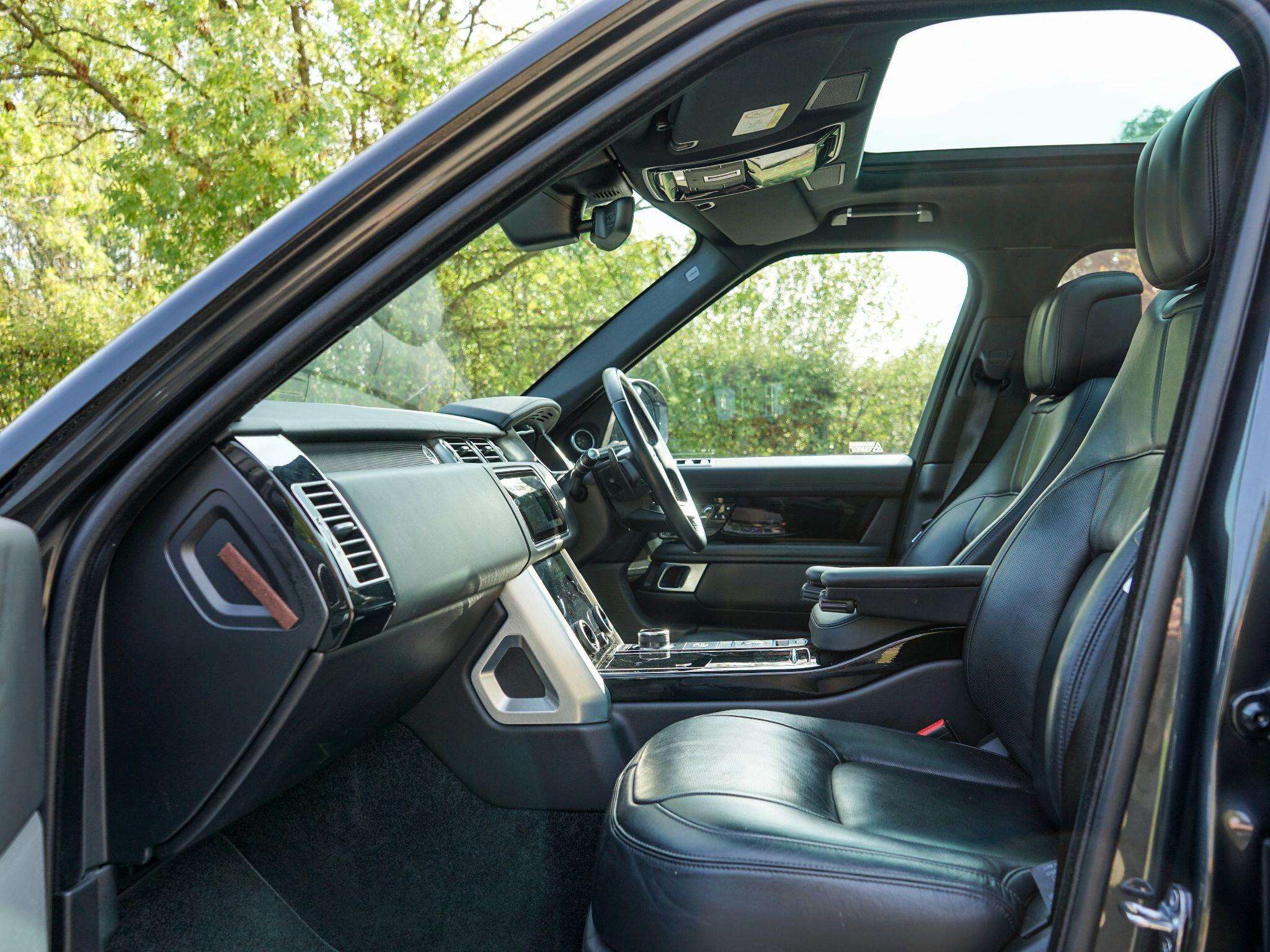 Land Rover Range Rover 3.0 D300 MHEV Vogue SE SUV 5dr Diesel Auto 4WD Euro 6 (s/s) (300 ps) — photo 3