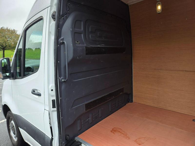 Mercedes-Benz Sprinter Photo at-1190ff4c6b9e48009b2523df74d09d48.jpg
