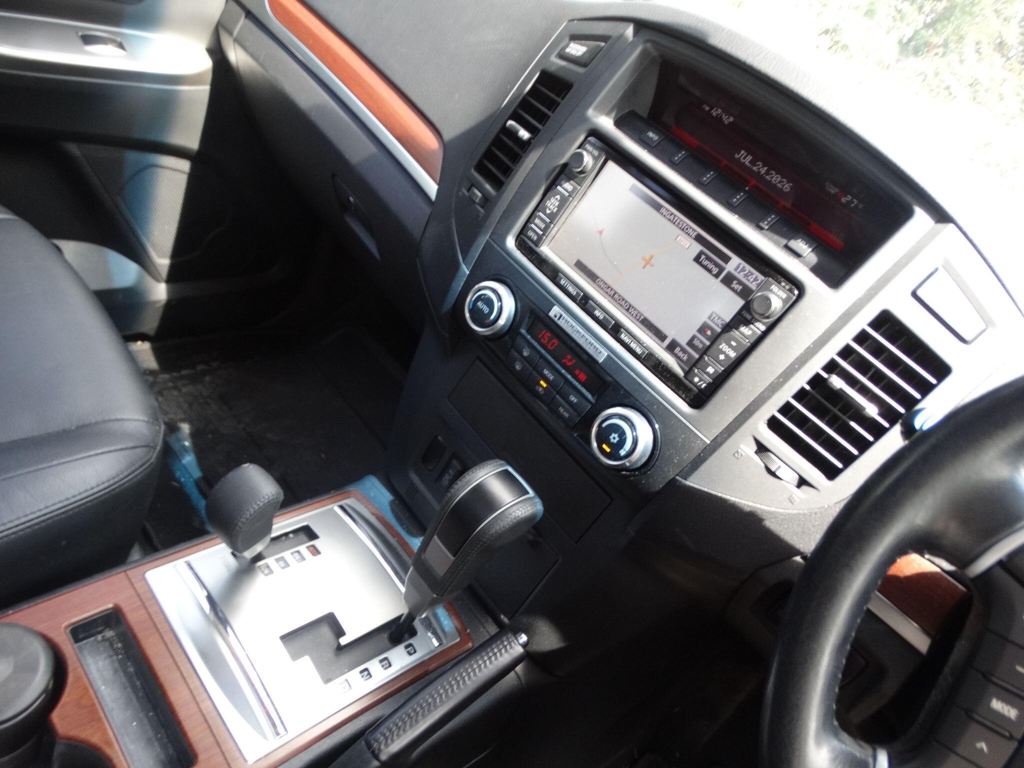 Mitsubishi Shogun 3.2 DI-DC SG3 Auto 4WD Euro 5 5dr LWB — photo 6