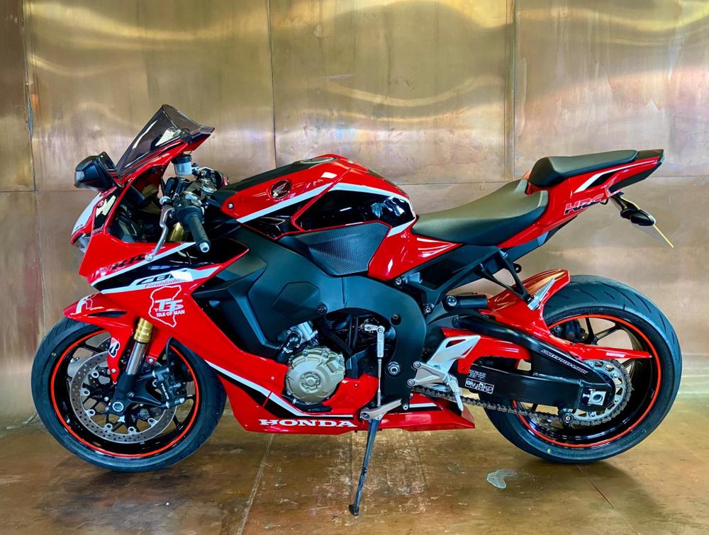 Honda CBR1000RR Fireblade Photo at-1266838bdc0842488ad242efd84d258c.jpg