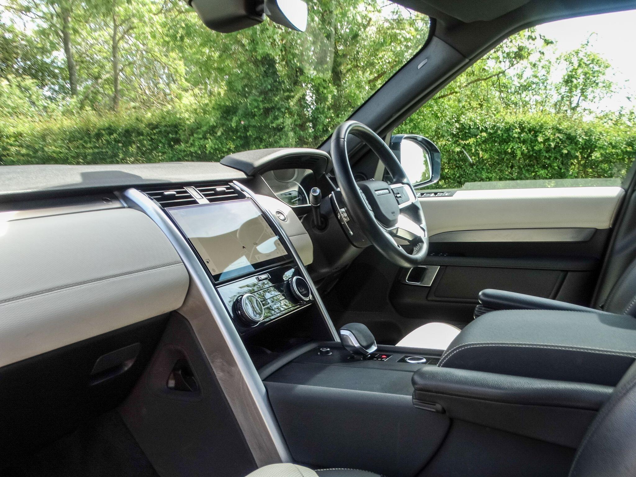 Land Rover Discovery 3.0 D300 MHEV R-Dynamic SE SUV 5dr Diesel Auto 4WD Euro 6 (s/s) (300 ps) — photo 16