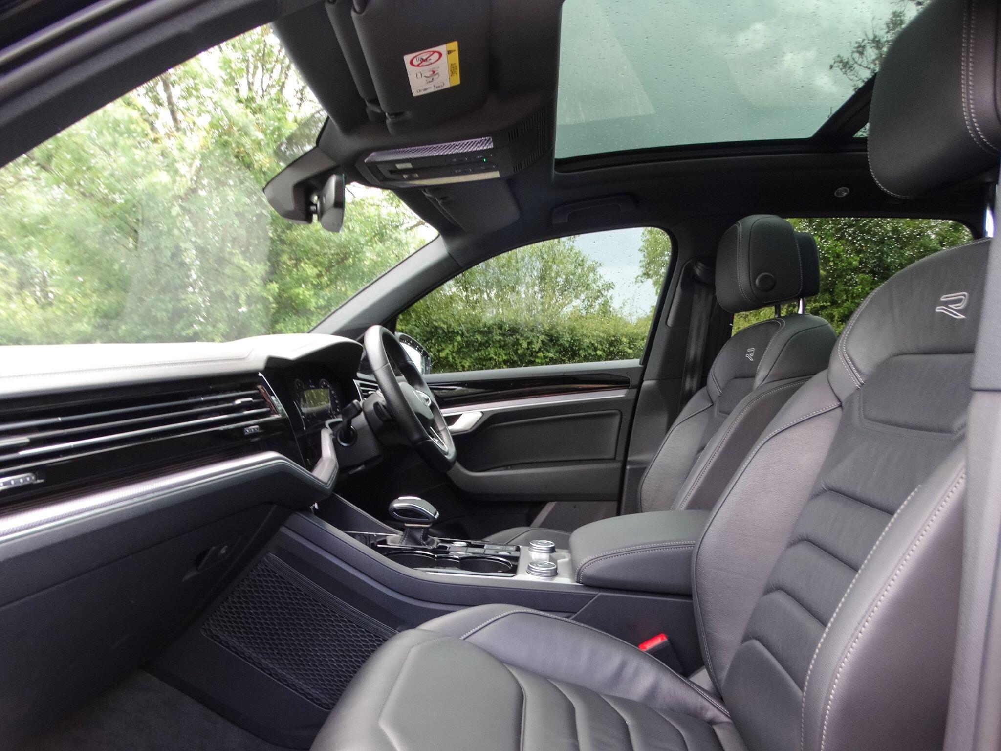 Volkswagen Touareg 3.0 TSI V6 Black Edition Tiptronic 4Motion Euro 6 (s/s) 5dr — photo 3