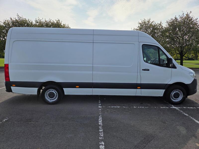 Mercedes-Benz Sprinter Photo at-13948cb76af64ae6b867d14a4946b1ac.jpg