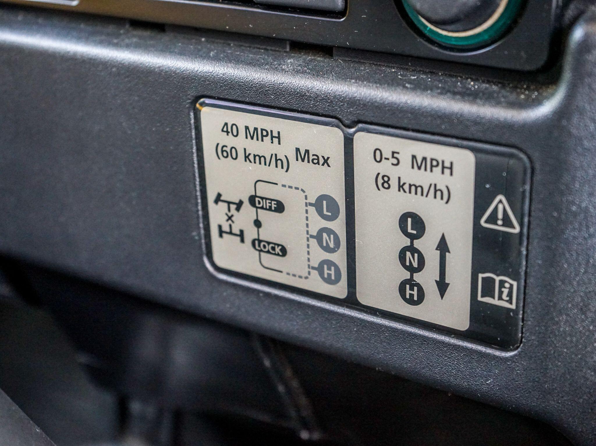 Land Rover Defender 110 2.2 TDCi XS Utility Wagon Double Cab 5dr Diesel Manual 4WD MWB Euro 5 (122 ps) — photo 39