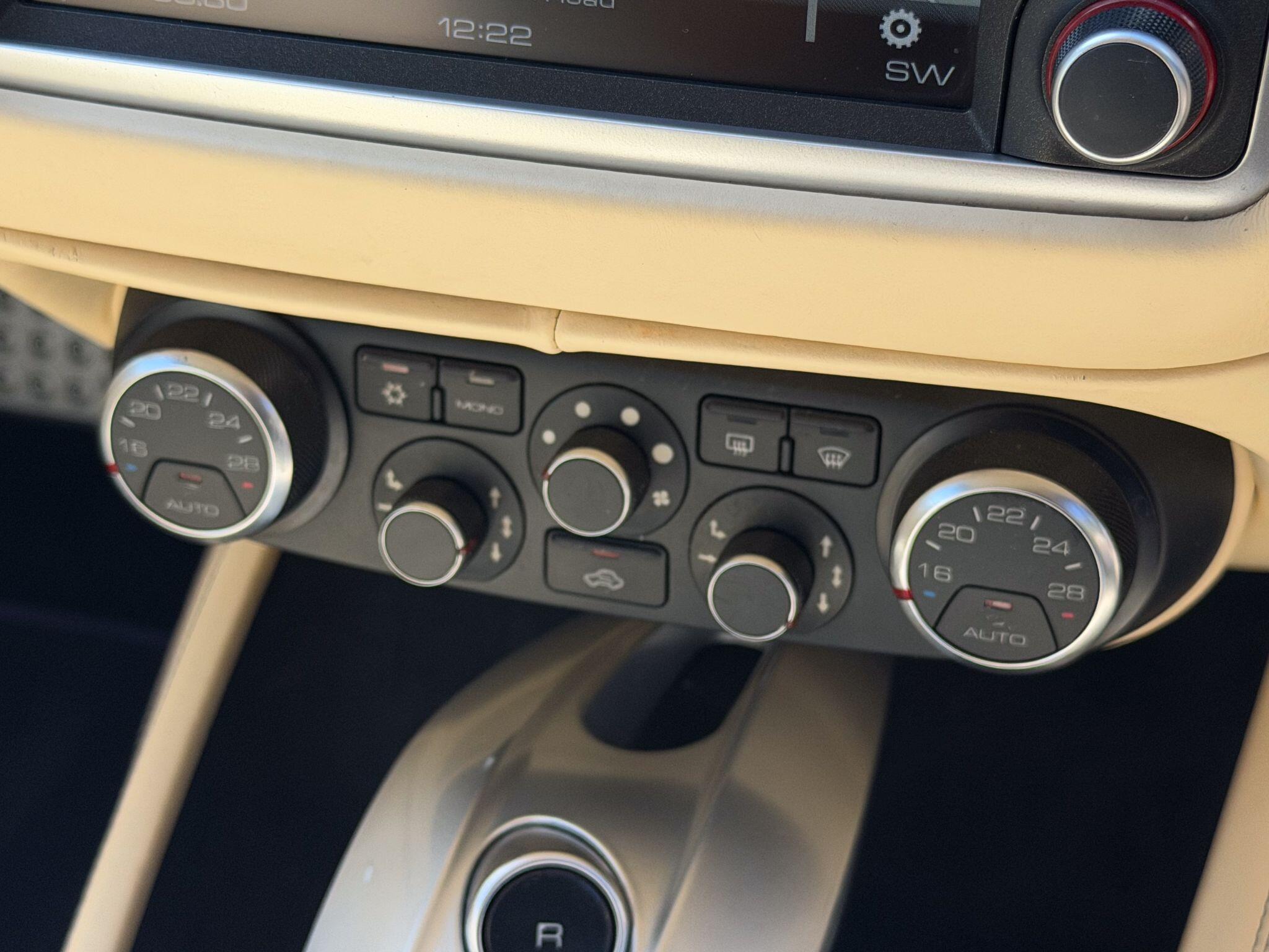 Ferrari California 3.8 V8 T Convertible 2dr Petrol F1 DCT Euro 6 (s/s) (560 ps) — photo 26