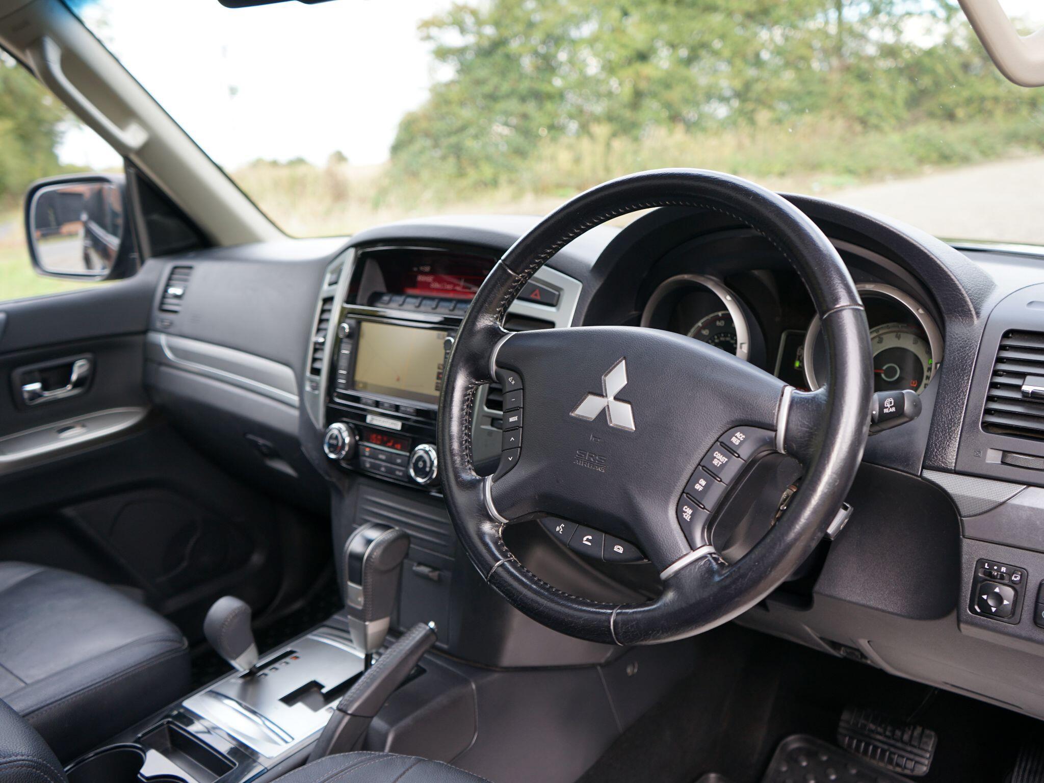 Mitsubishi Shogun 3.2 DI-DC SG3 SUV 5dr Diesel Auto 4WD Euro 6 LWB (187 ps) — photo 21