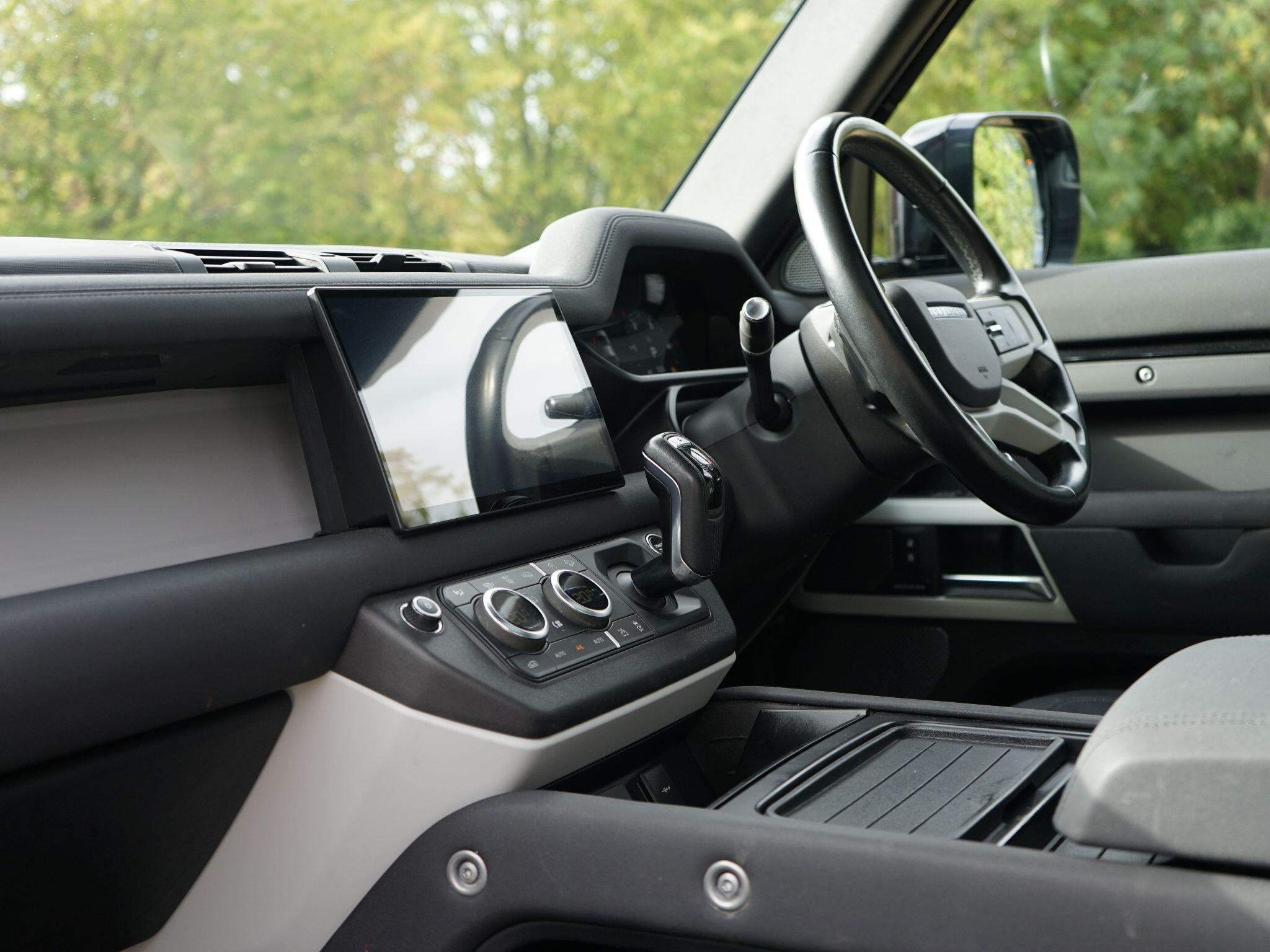 Land Rover Defender 110 3.0 D300 MHEV X-Dynamic SE SUV 5dr Diesel Auto 4WD Euro 6 (s/s) (300 ps) — photo 15