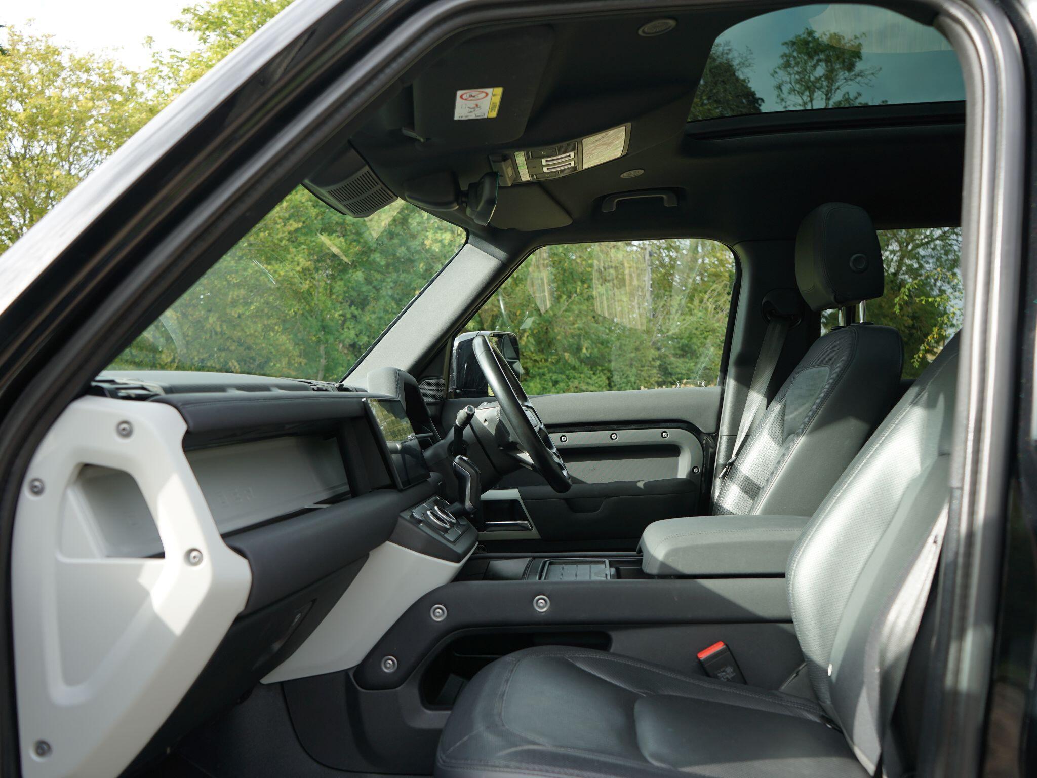 Land Rover Defender 110 3.0 D300 MHEV X-Dynamic SE SUV 5dr Diesel Auto 4WD Euro 6 (s/s) (300 ps) — photo 3