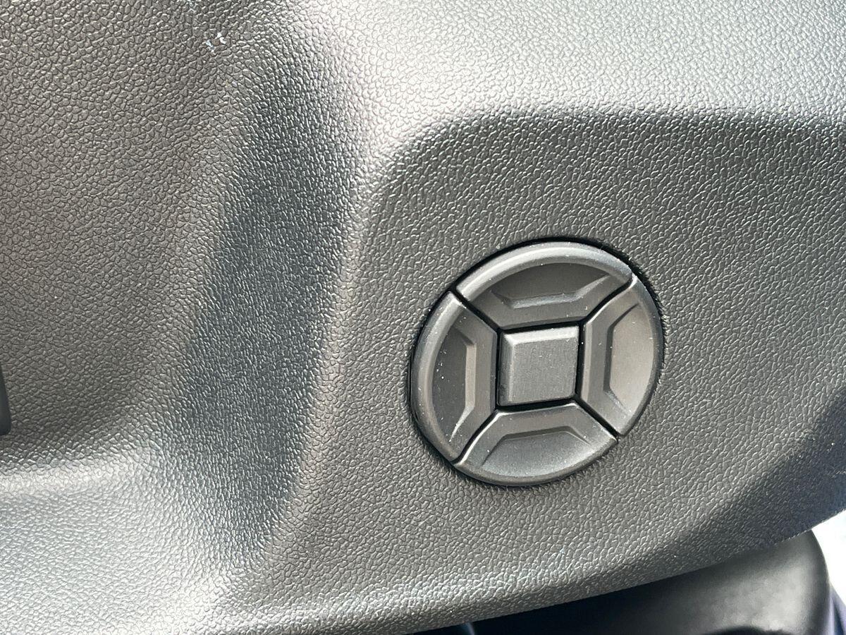 Volkswagen T-Roc Photo at-17d05334ad0e4e4b9547e31b29aa2274.jpg