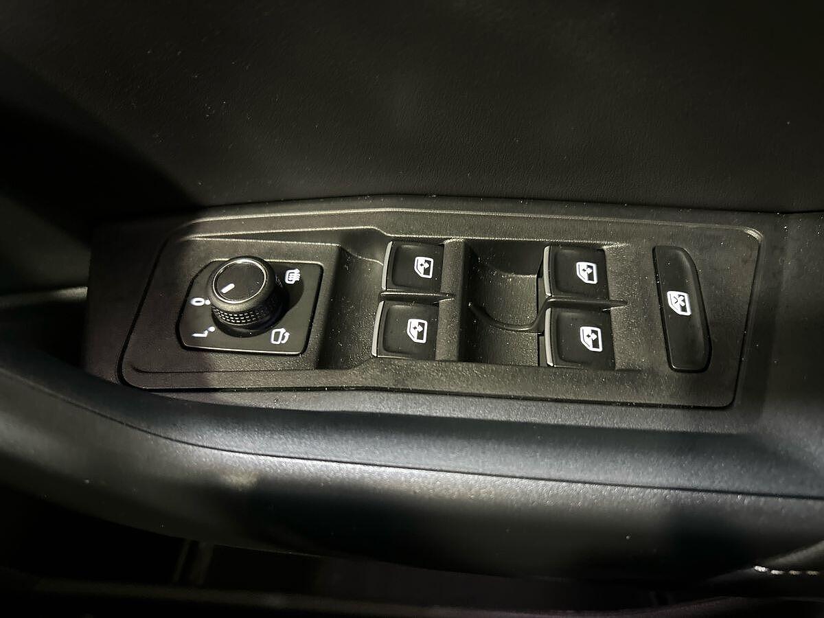 Volkswagen T-Roc Photo at-193fcf2d988941ea87d2b96bb09b6a65.jpg