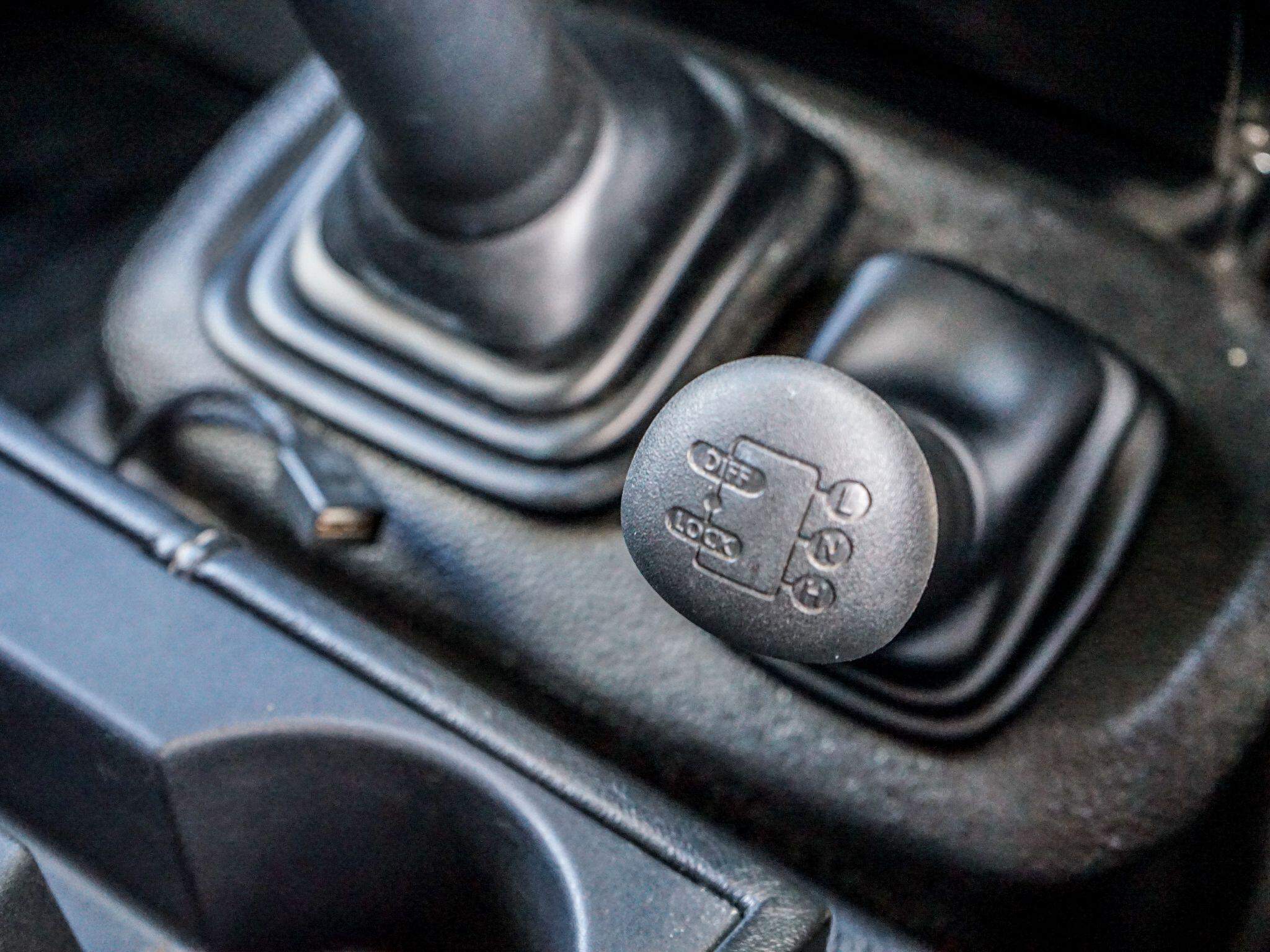 Land Rover Defender 110 2.2 TDCi XS Utility Wagon Double Cab 5dr Diesel Manual 4WD MWB Euro 5 (122 ps) — photo 41