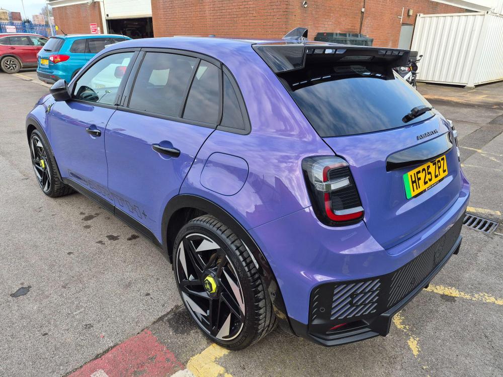 Abarth 600e Photo at-1b80e6cfc99b49deb0323e6c27588390.jpg