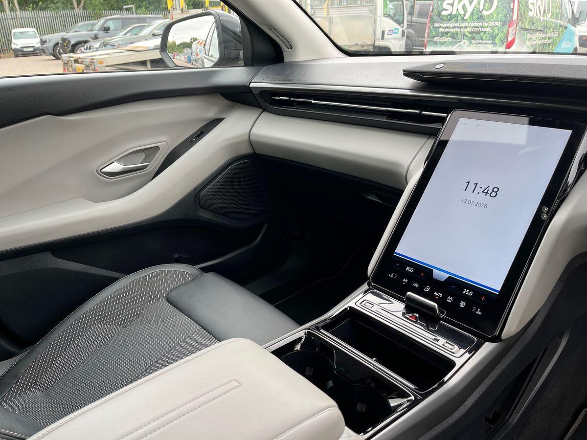 2024 Ford Explorer thumbnail 19