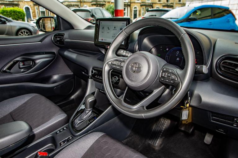 Used Toyota Yaris HV25LFX 12