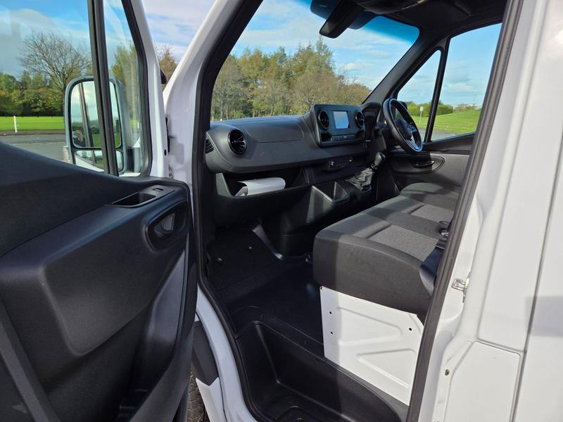Mercedes-Benz Sprinter Photo at-1cbbbcfc1b2240efbab89bfac7d5f47e.jpg