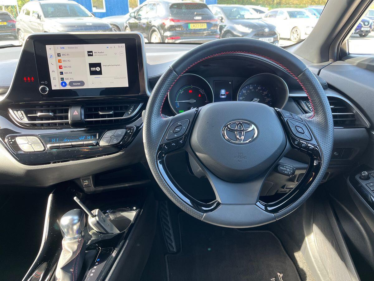 Toyota C-HR Photo 14