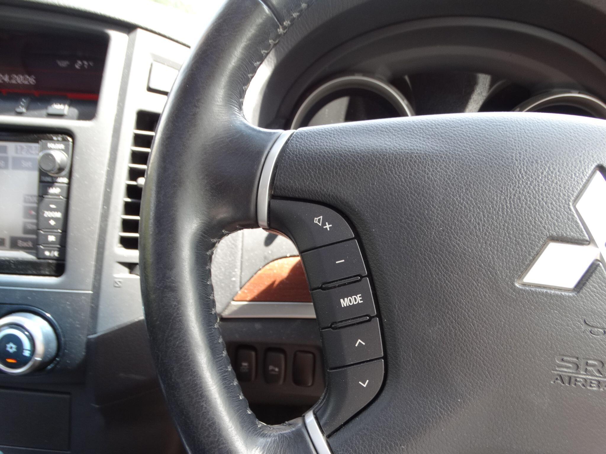 Mitsubishi Shogun 3.2 DI-DC SG3 Auto 4WD Euro 5 5dr LWB — photo 23