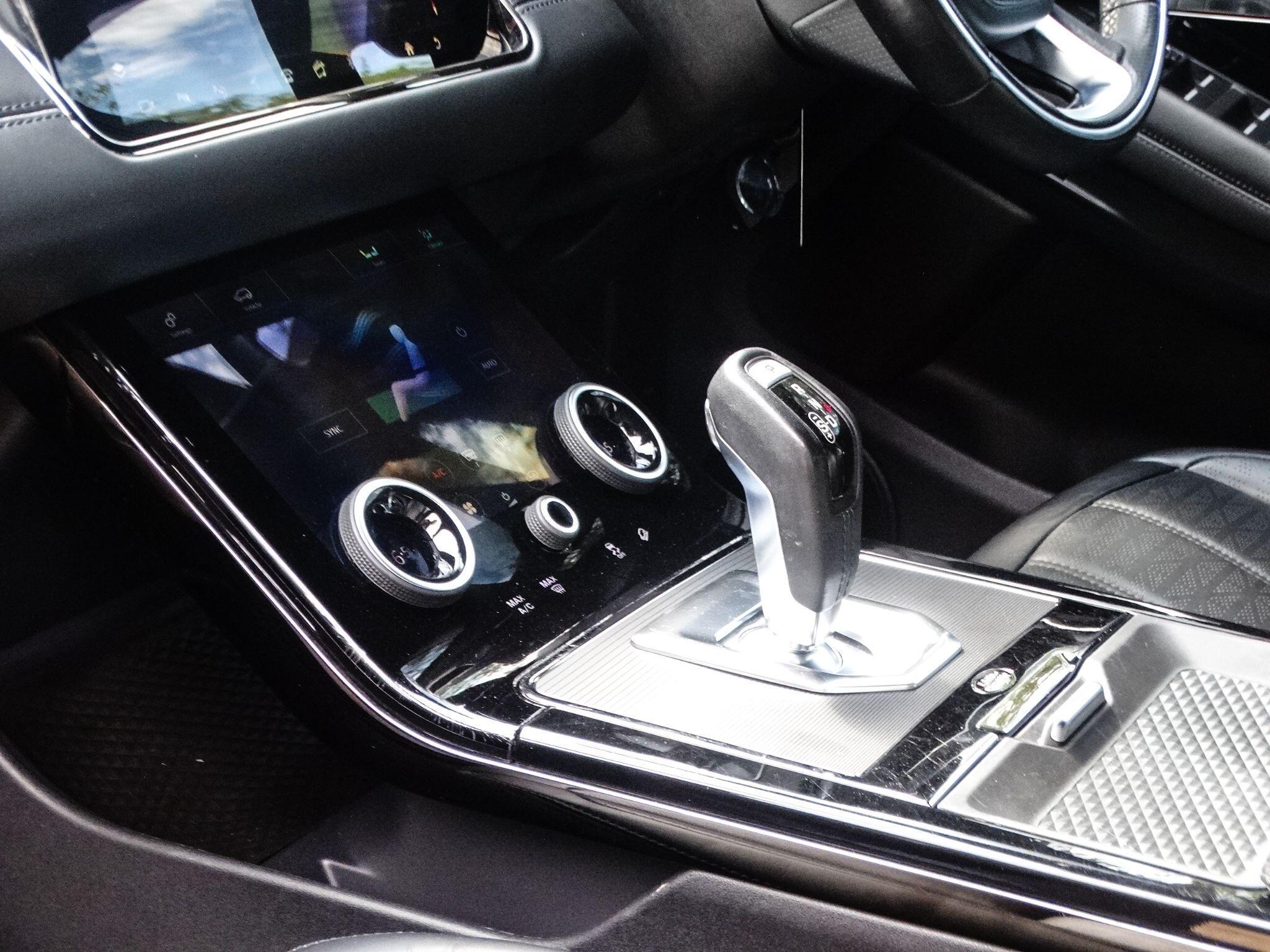 Land Rover Range Rover Evoque 2.0 P250 MHEV R-Dynamic HSE Auto 4WD Euro 6 (s/s) 5dr — photo 17