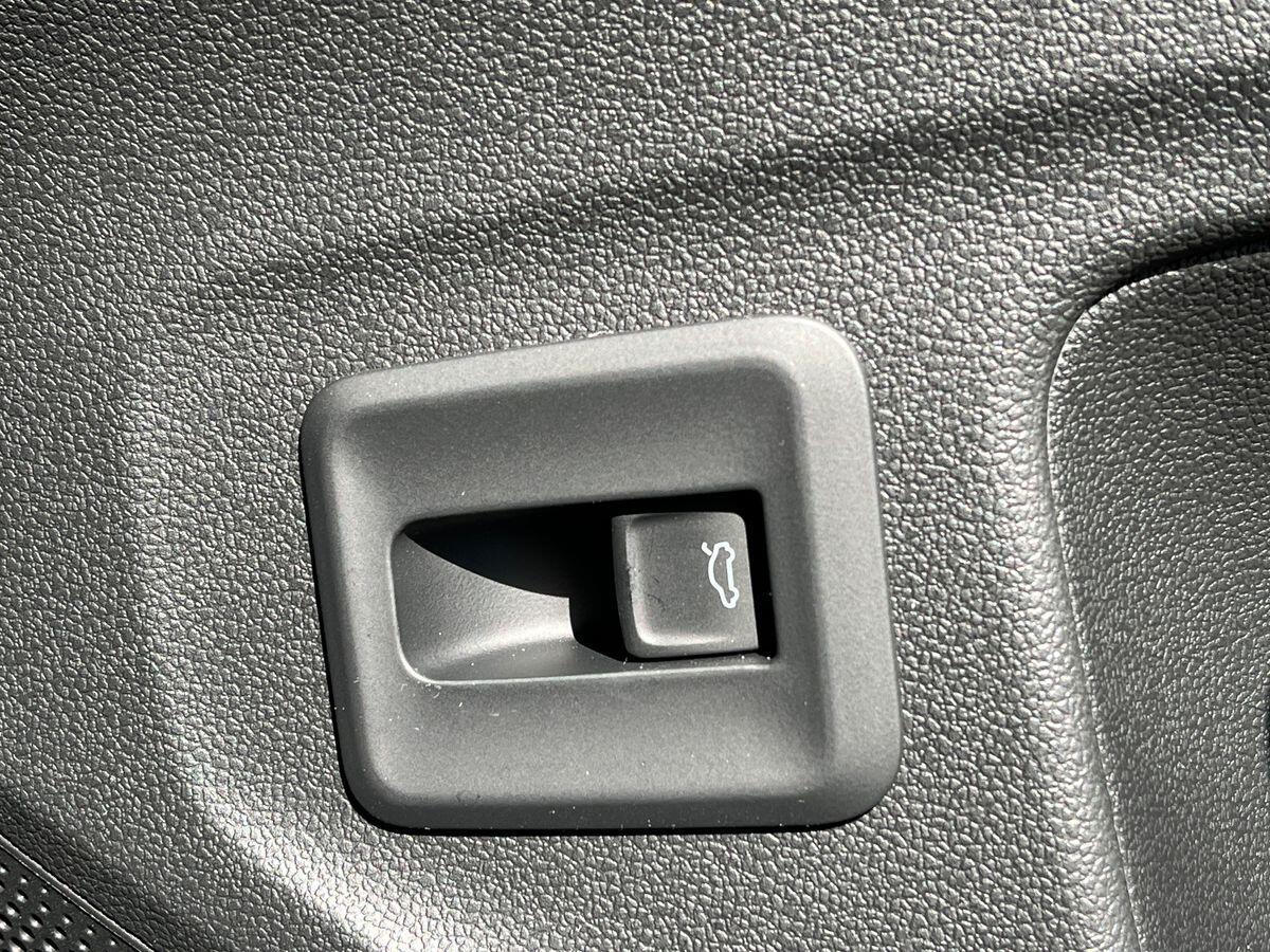 Volkswagen T-Roc Photo at-1f3fd253315b4bd5ac379514f48a4aba.jpg