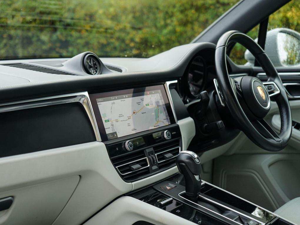 Used Porsche Macan LX72PFK 16
