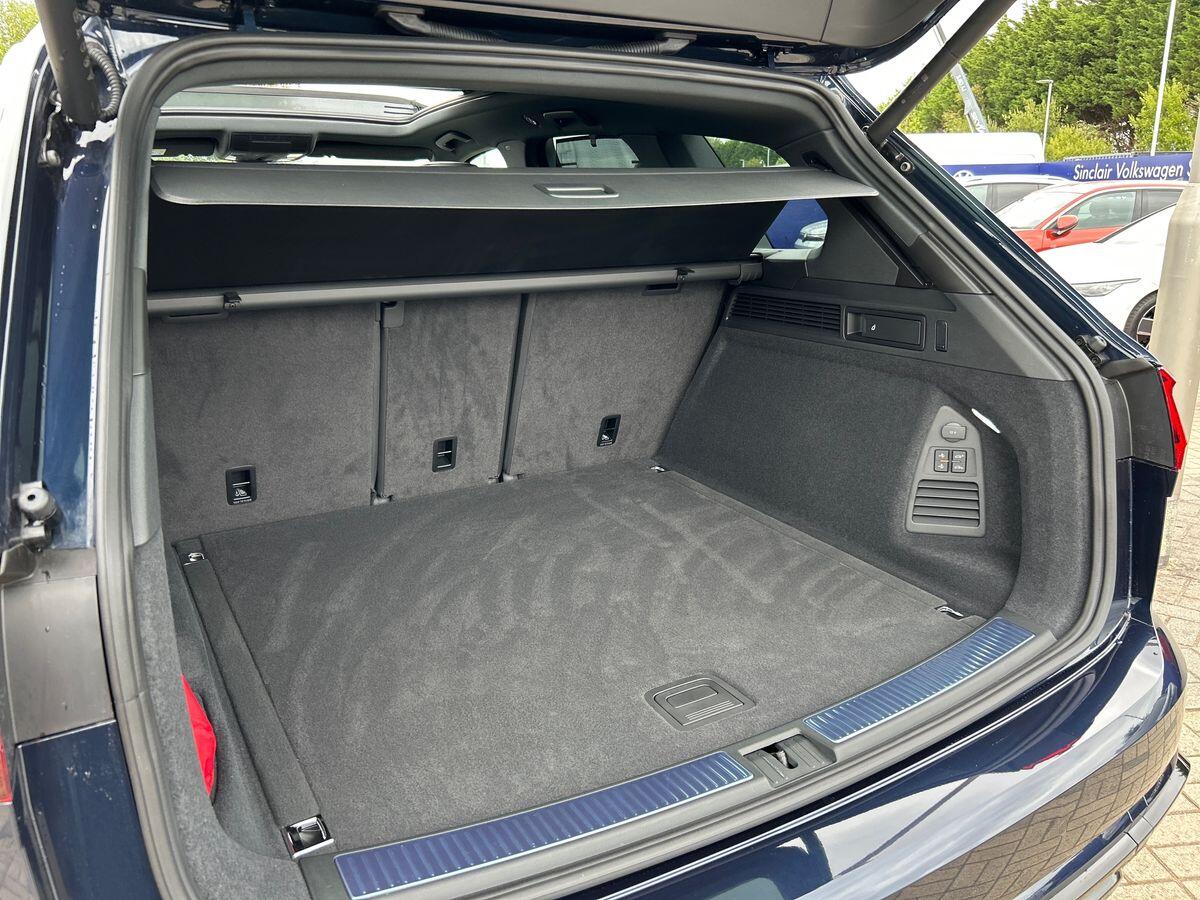Volkswagen Touareg Photo at-216a4b23d0a04c53a04573daaffdf22c.jpg