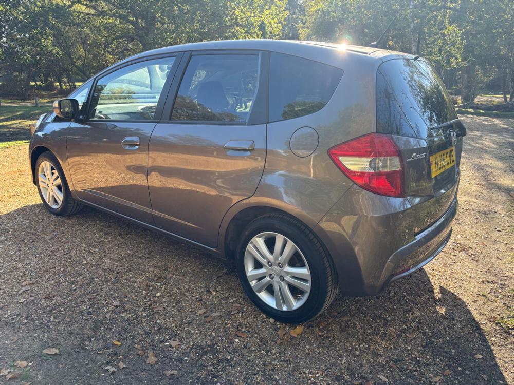 Honda Jazz Photo at-22afd9f8841a485b82f624ed31ee712a.jpg