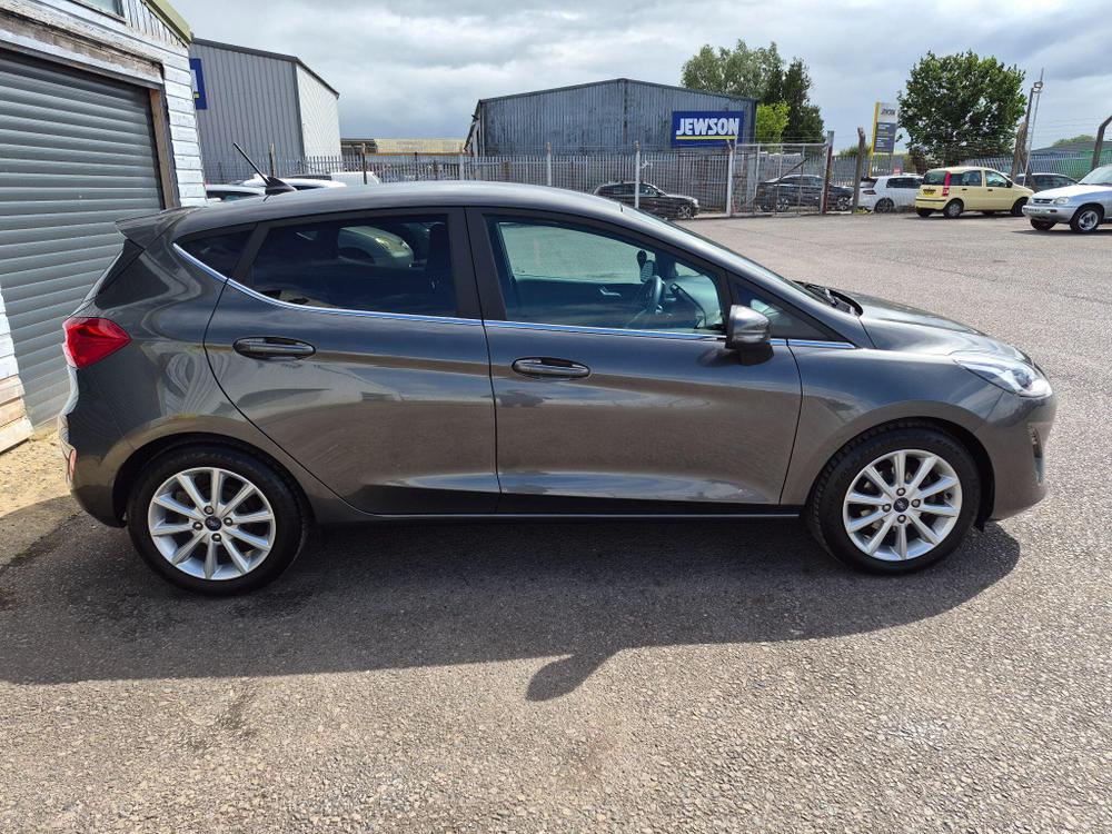 Ford Fiesta Photo at-2351243390e442aeb6dac13e1b5ea35a.jpg