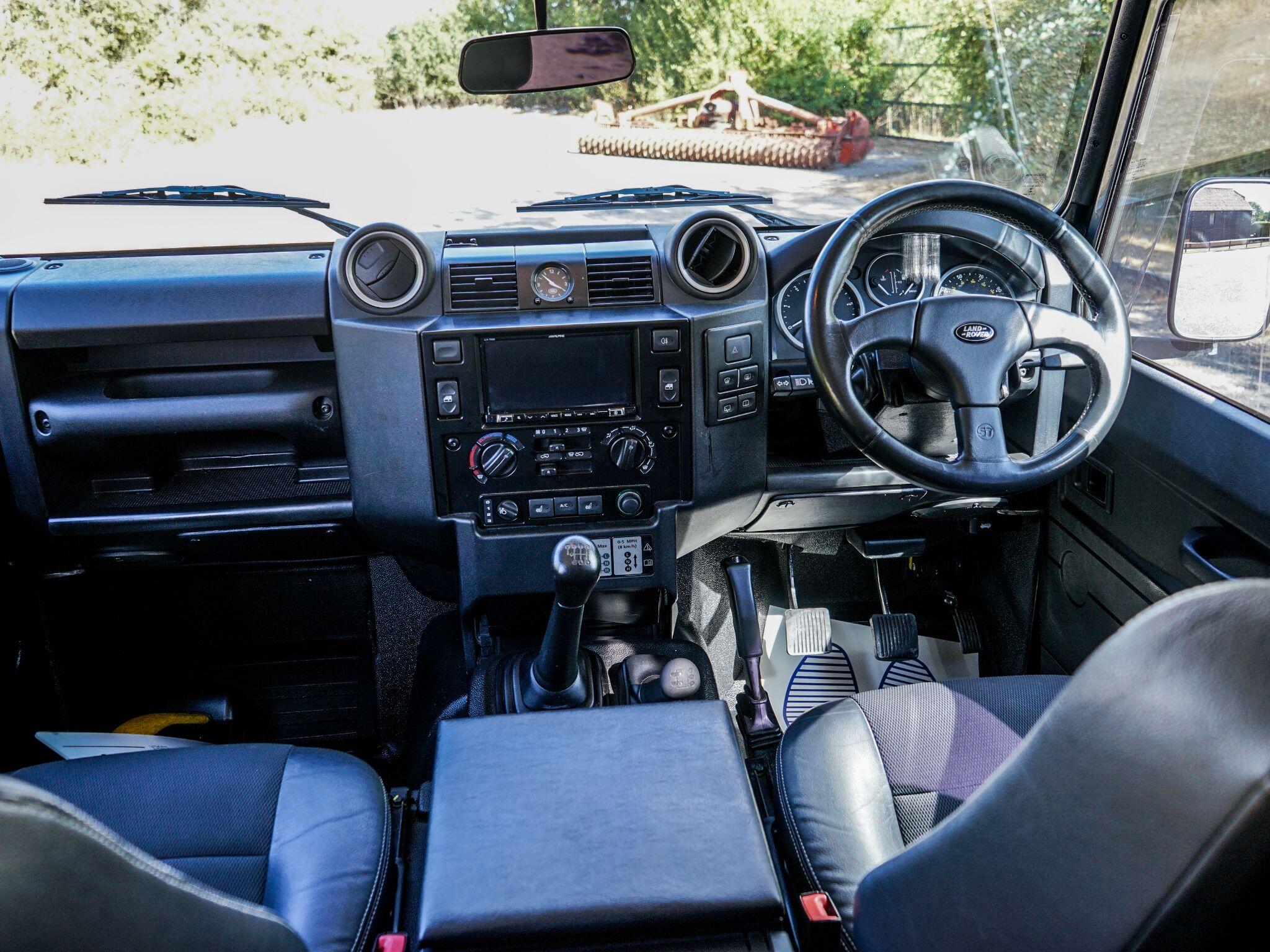 Land Rover Defender 110 2.2 TDCi XS Utility Wagon Double Cab 5dr Diesel Manual 4WD MWB Euro 5 (122 ps) — photo 23