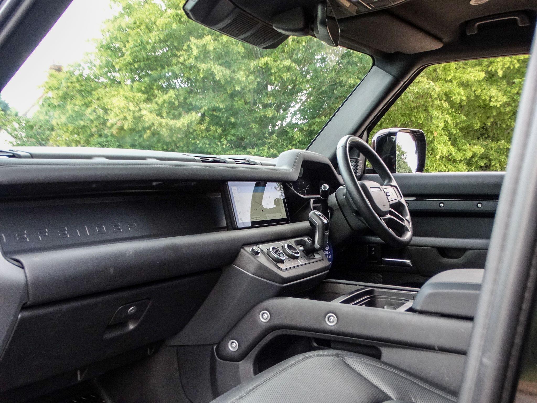 Land Rover Defender 110 3.0 D300 MHEV X-Dynamic SE Auto 4WD Euro 6 (s/s) 5dr — photo 15