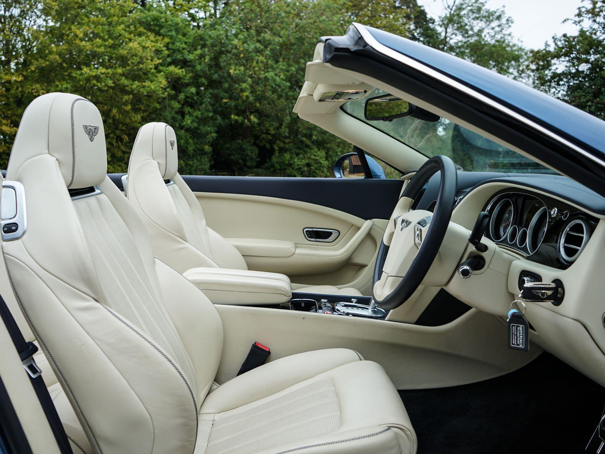 Bentley Continental 4.0 V8 GTC S Convertible 2dr Petrol Auto 4WD Euro 5 (528 ps) — photo 20