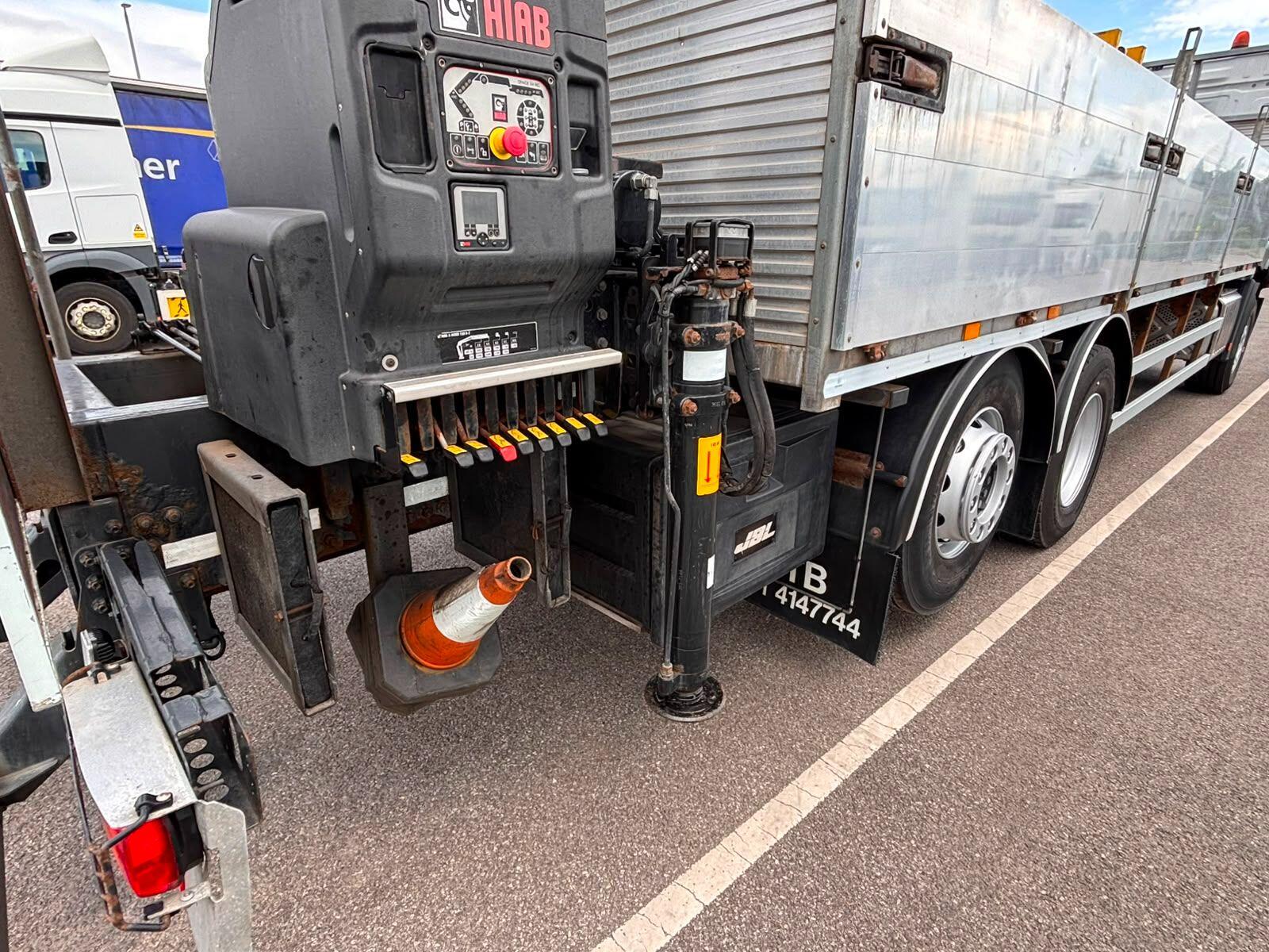 2019 MERCEDES Arocs 2532 M Classic Cab Dropside with Crane - vehicle photo 23 for sale on PureCar