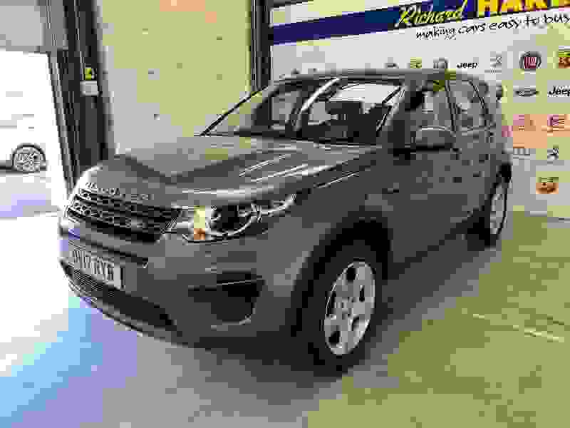 Land Rover Discovery Sport Photo at-2759cda6a137481a8e64ba4905ff9e57.jpg