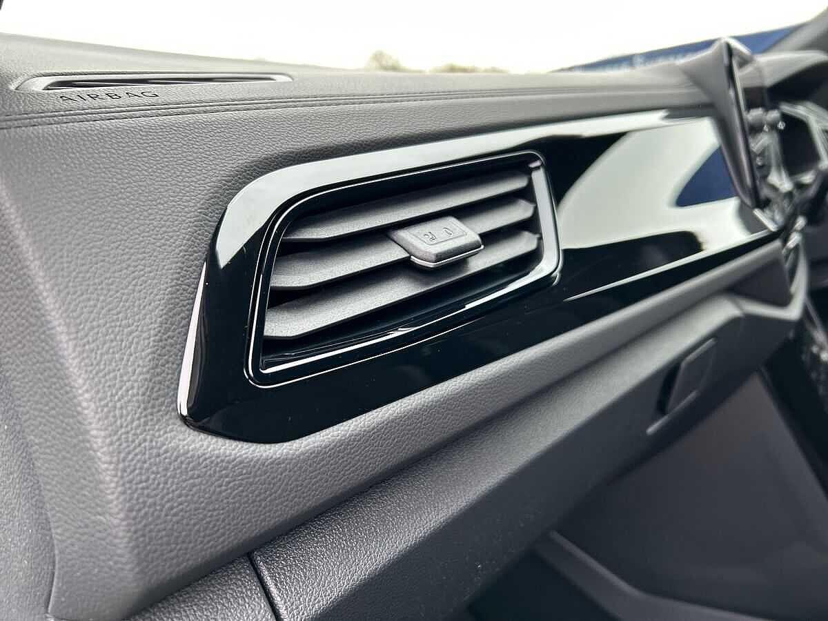 Volkswagen T-Roc Photo at-27835ff800e74d0489e0756b0cfc4f81.jpg