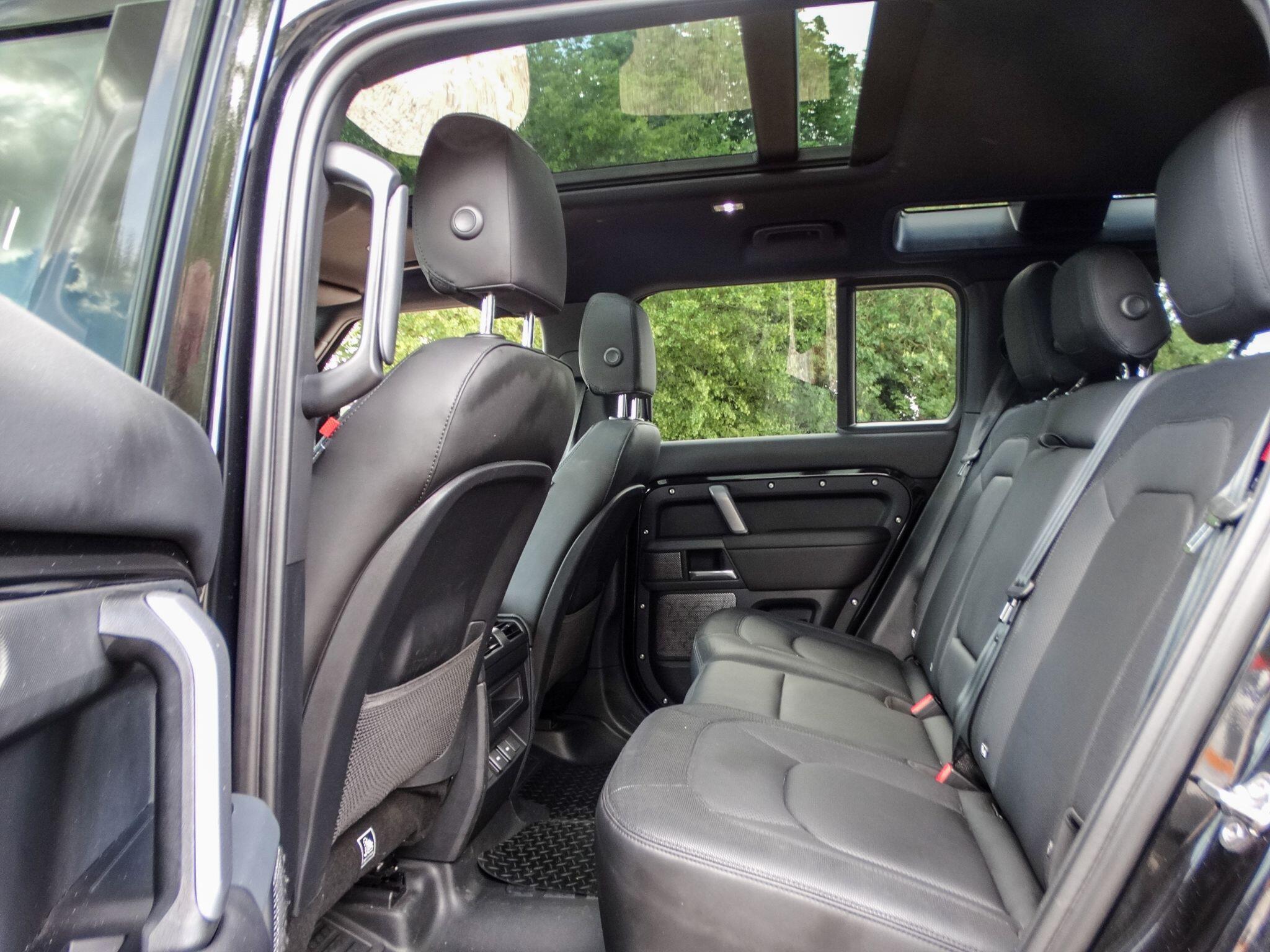 Land Rover Defender 110 3.0 D300 MHEV X-Dynamic SE Auto 4WD Euro 6 (s/s) 5dr — photo 14