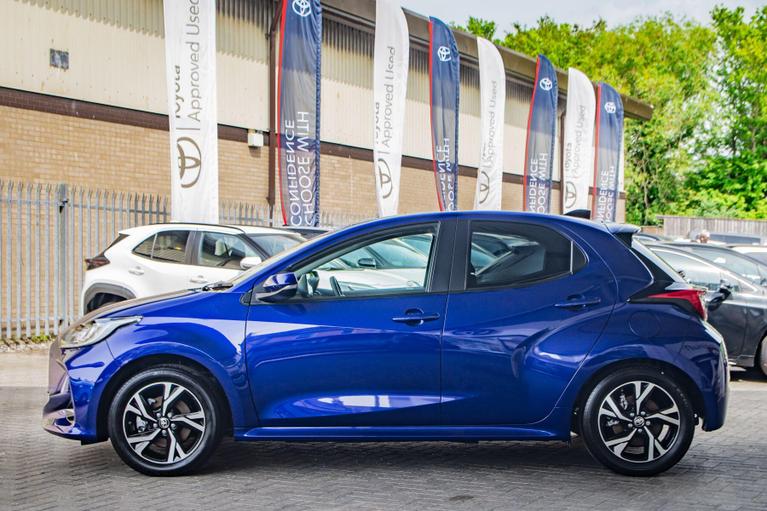 Used Toyota Yaris HV25LFX 10