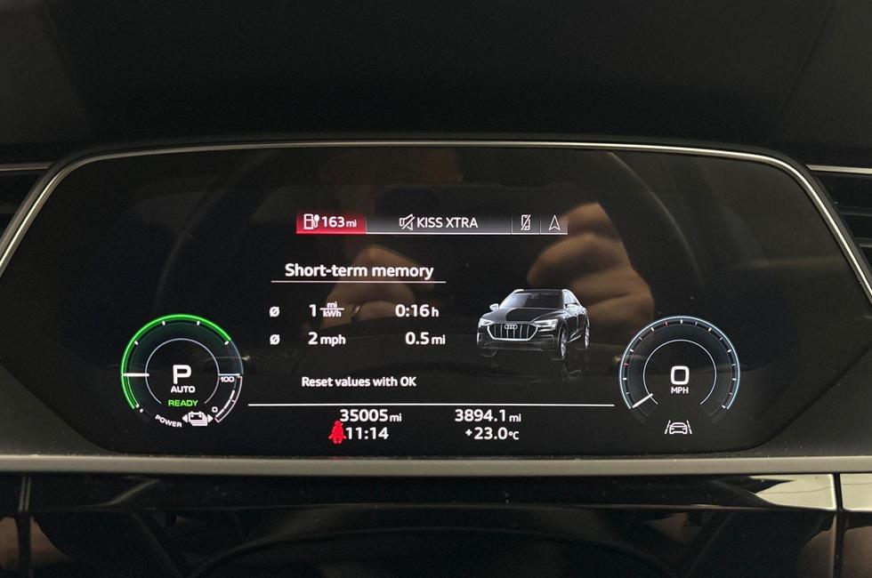 Audi e-tron Photo at-2b233cebb58c4e958c2c18678daf4e83.jpg
