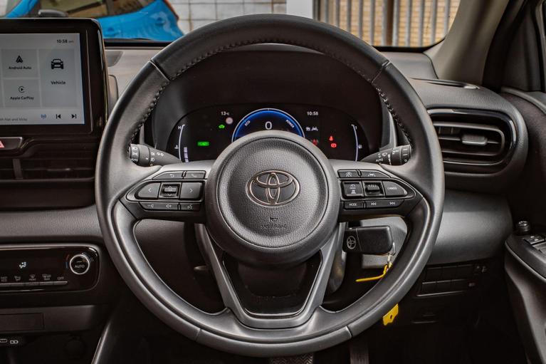 Used Toyota Yaris HV25LFX 27