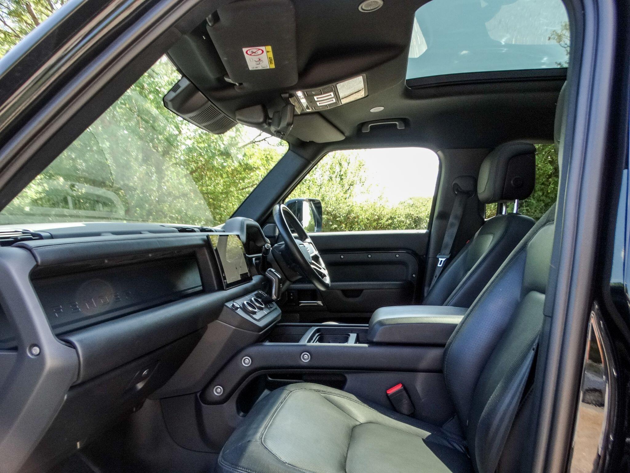 Land Rover Defender 110 3.0 D300 MHEV X-Dynamic HSE Auto 4WD Euro 6 (s/s) 5dr — photo 12