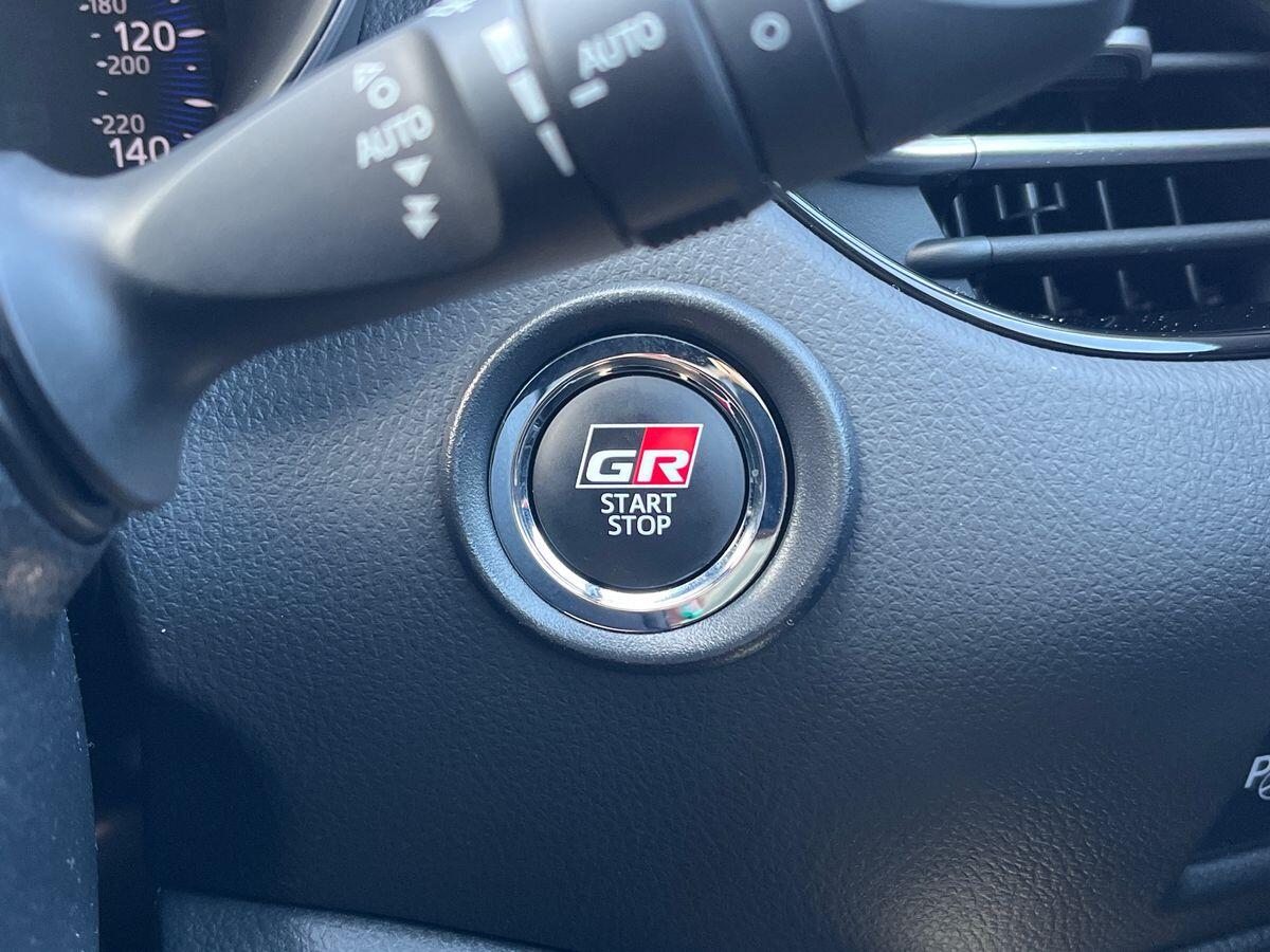 Toyota C-HR Photo 30