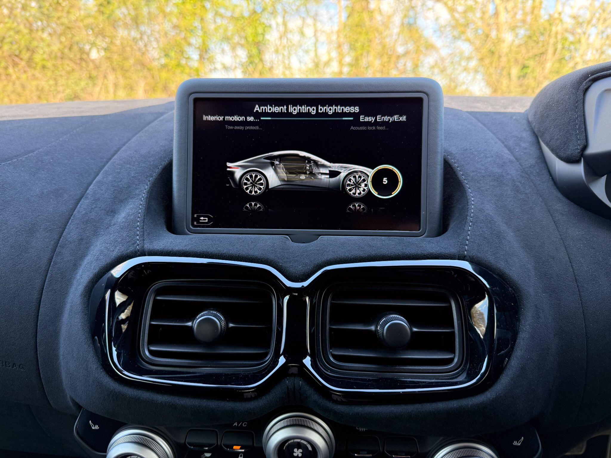 Aston Martin Vantage 4.0 V8 Auto Euro 6 2dr — photo 24