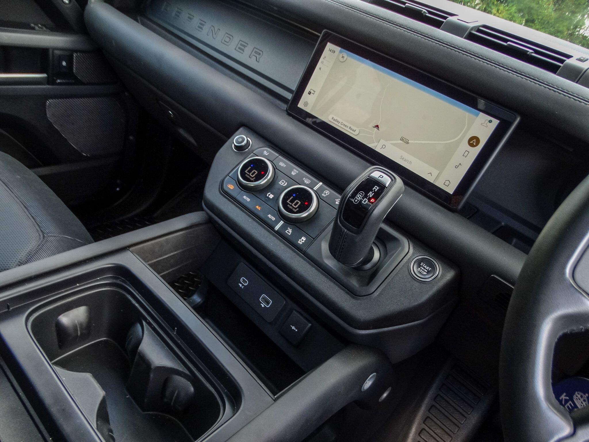 Land Rover Defender 110 3.0 D300 MHEV X-Dynamic SE Auto 4WD Euro 6 (s/s) 5dr — photo 6