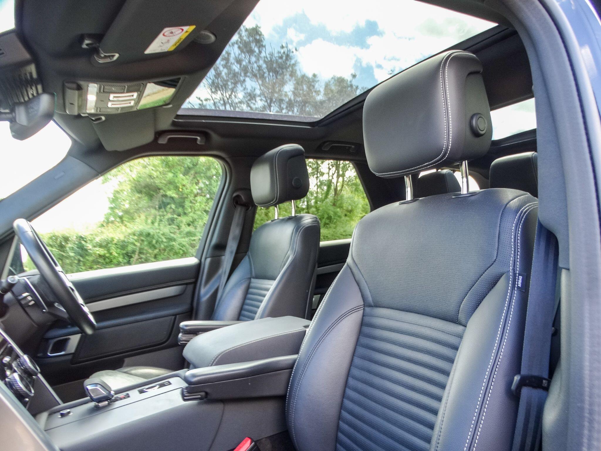 Land Rover Discovery 3.0 D300 MHEV R-Dynamic SE Auto 4WD Euro 6 (s/s) 5dr — photo 14