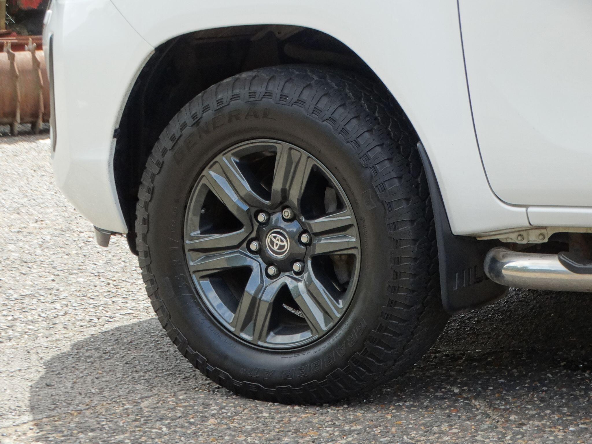 Toyota Hilux 2.4 D-4D Icon Auto 4WD Euro 6 (s/s) 4dr — photo 5