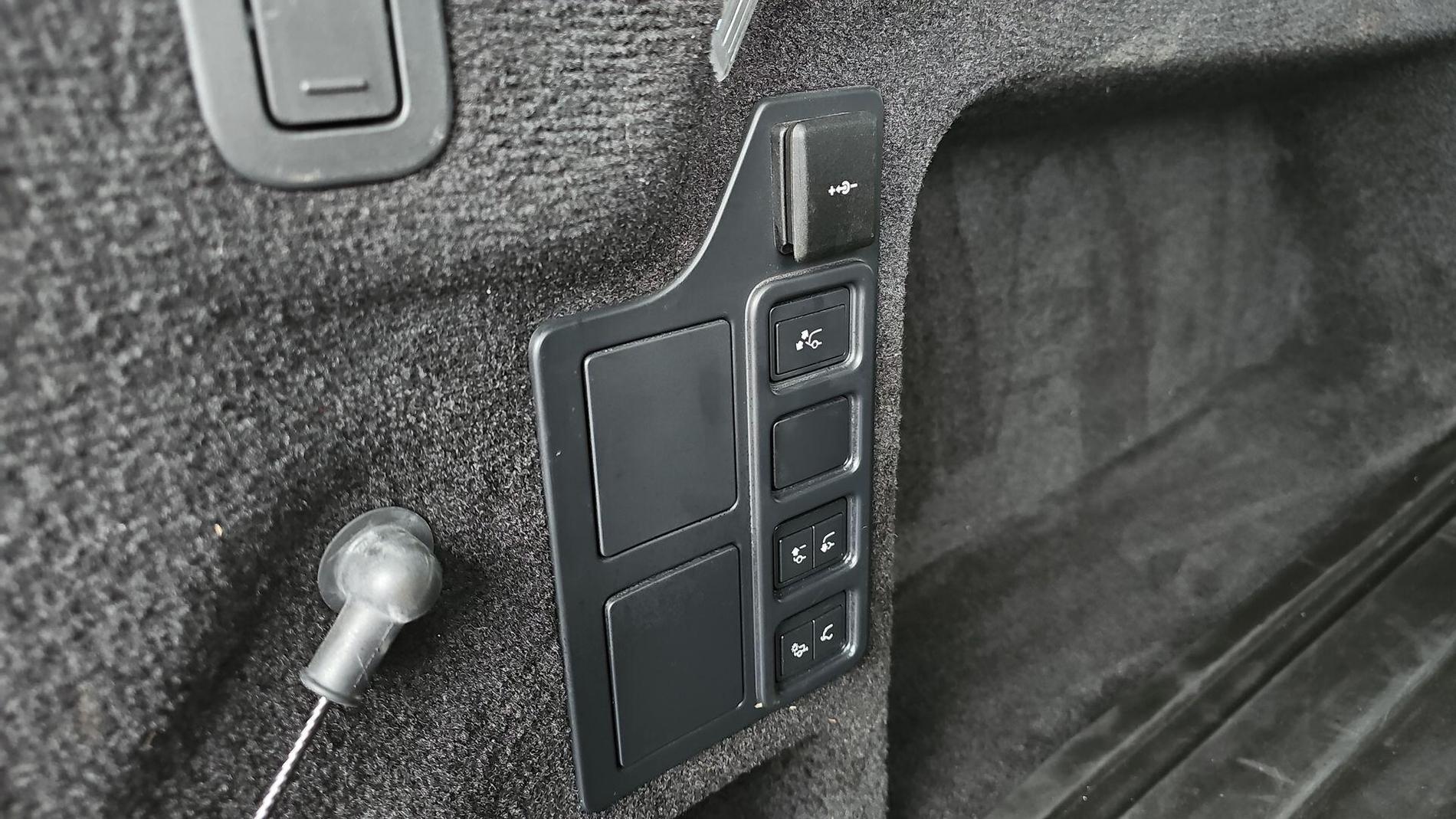 Land Rover Discovery Photo at-2ed99e5efc04450d82e508b1935371f7.jpg
