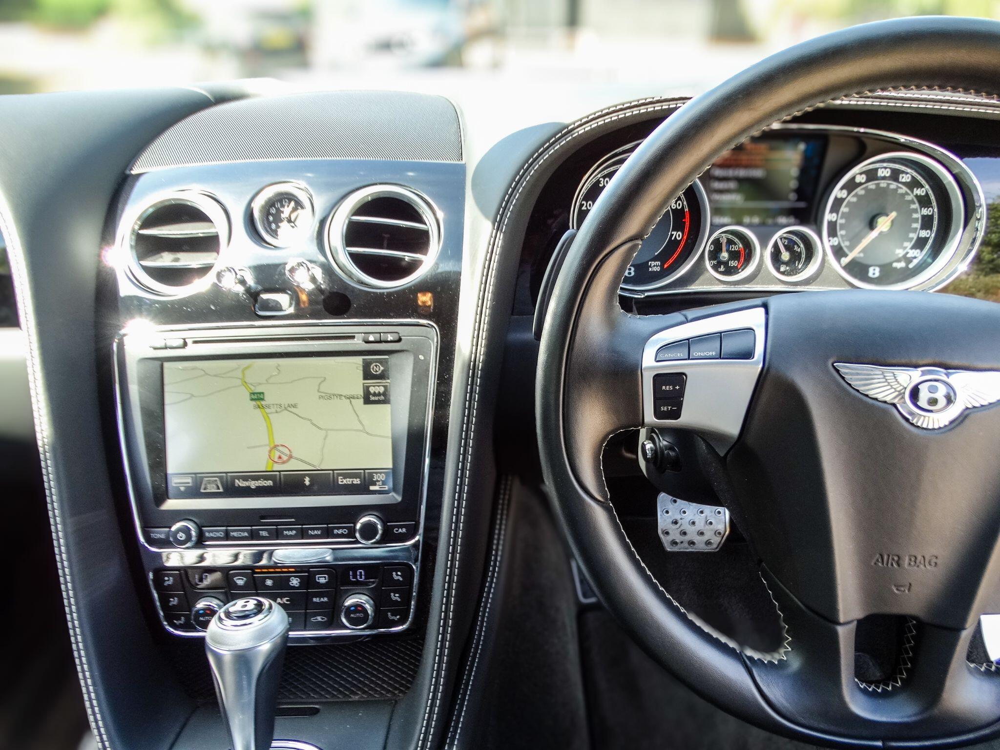 Bentley Continental 4.0 V8 GTC Convertible 2dr Petrol Auto 4WD Euro 5 (507 ps) — photo 8