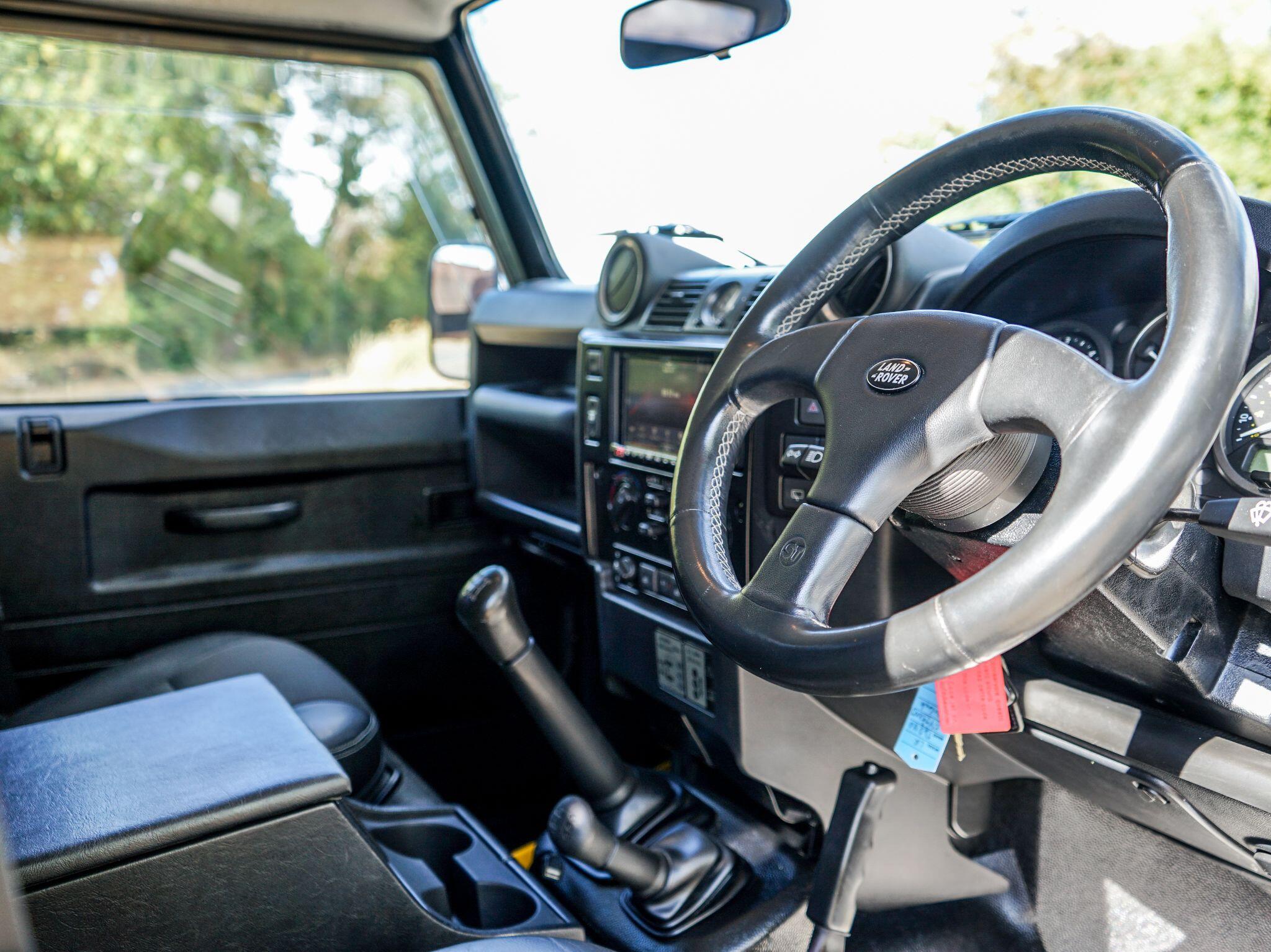 Land Rover Defender 110 2.2 TDCi XS Utility Wagon Double Cab 5dr Diesel Manual 4WD MWB Euro 5 (122 ps) — photo 31