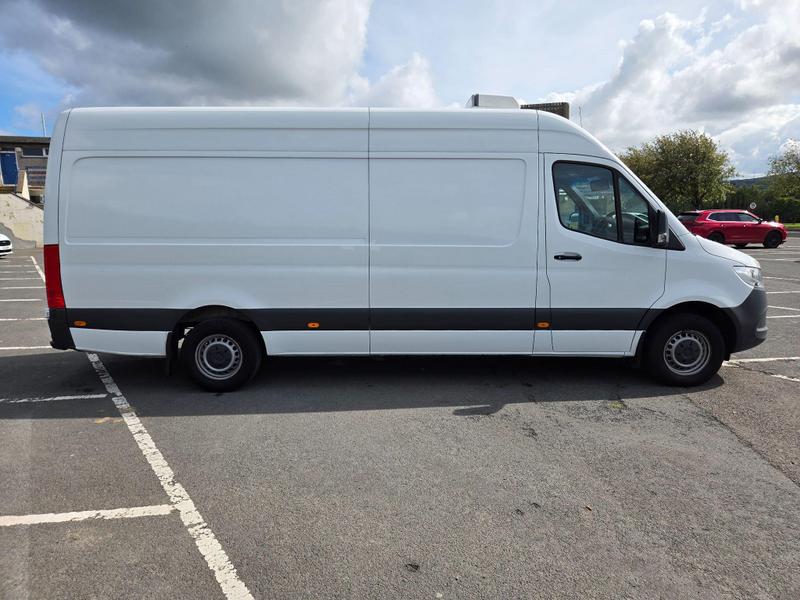 Mercedes-Benz Sprinter Photo at-318023f5f8364249ade8ae365f4b354c.jpg