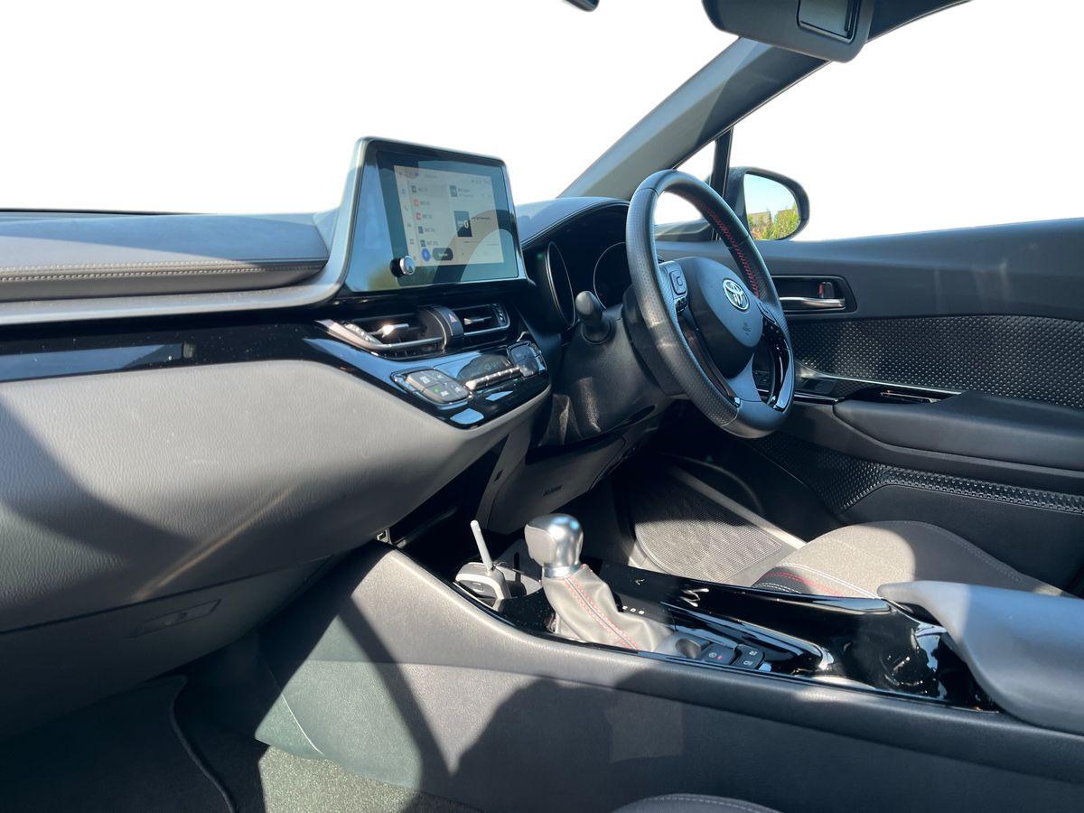 Toyota C-HR Photo 2