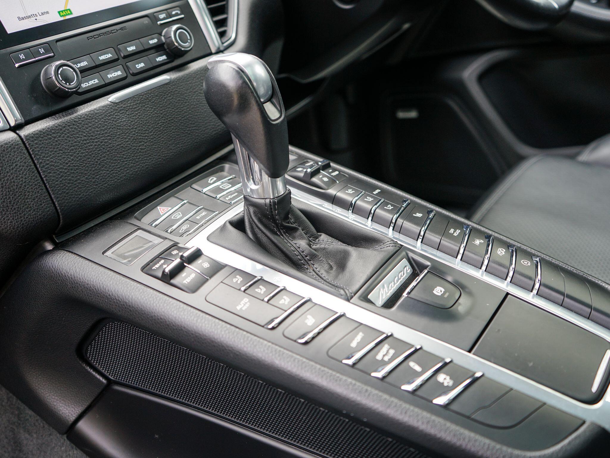 Porsche Macan 3.6T V6 Turbo Performance PDK 4WD Euro 6 (s/s) 5dr — photo 18